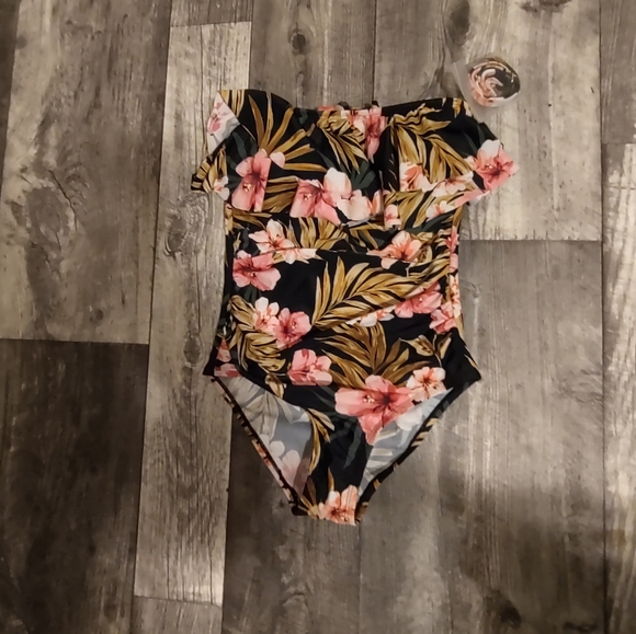 Kona Sol , NWT, Size Small Woman's Swimsuit - Picture 1 of 3